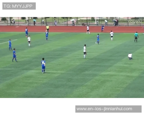 头顶足球过人技巧揭秘如何在比赛中灵活运用这一绝技提升个人表现 头顶足球过人技巧揭秘如何在比赛中灵活运用这一绝技提升个人表现